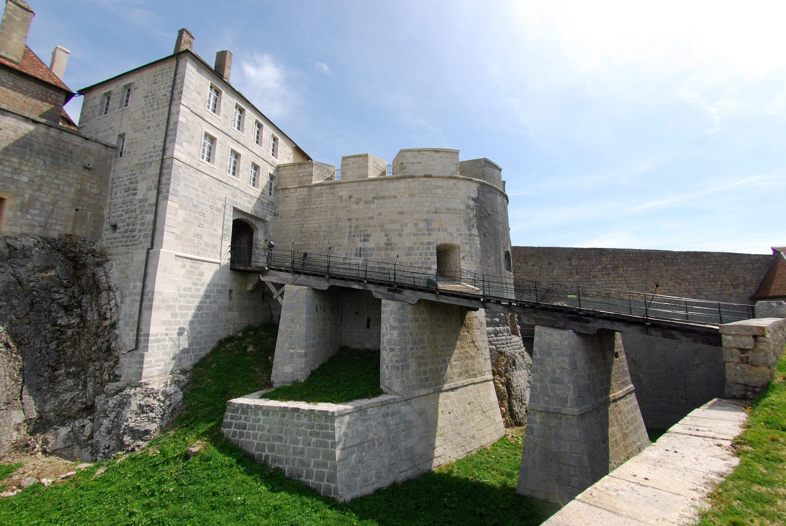 AXA France s’engage auprès de la Communauté de Communes du Grand Pontarlier dans la restauration du Château de Joux
