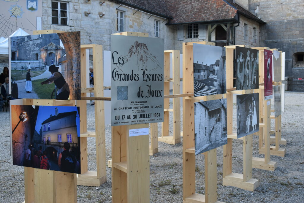 Rétrospective en photographies des 70 ans d'ouverture au public du Château de Joux.